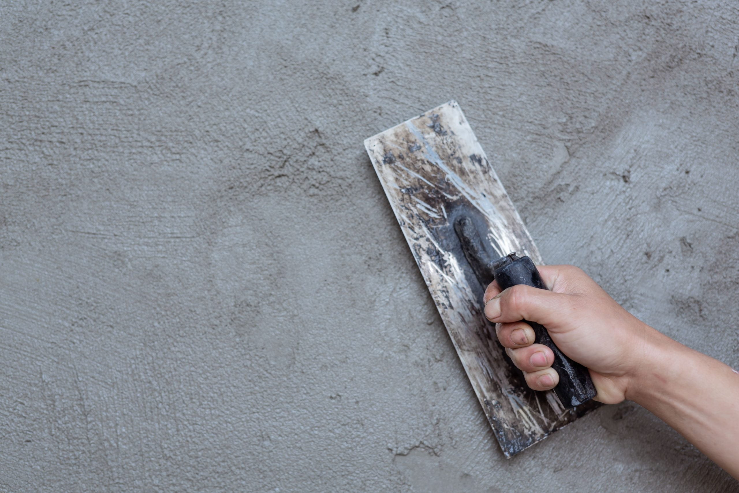 plasterer-renovating-indoor-walls (3) (1) plester dinding