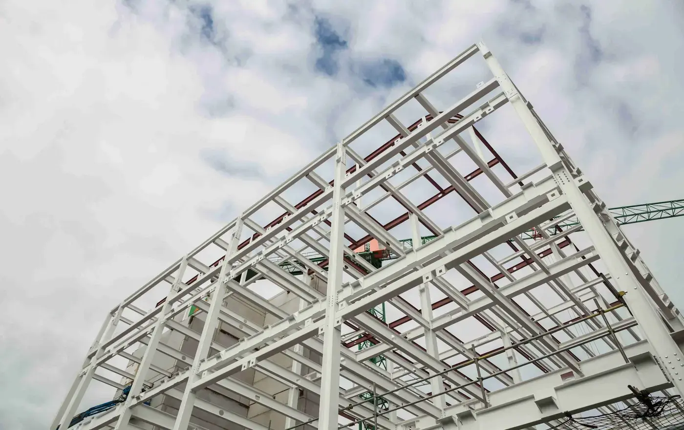 low-angle-view-scafolding-buildi (1) baja konvensional